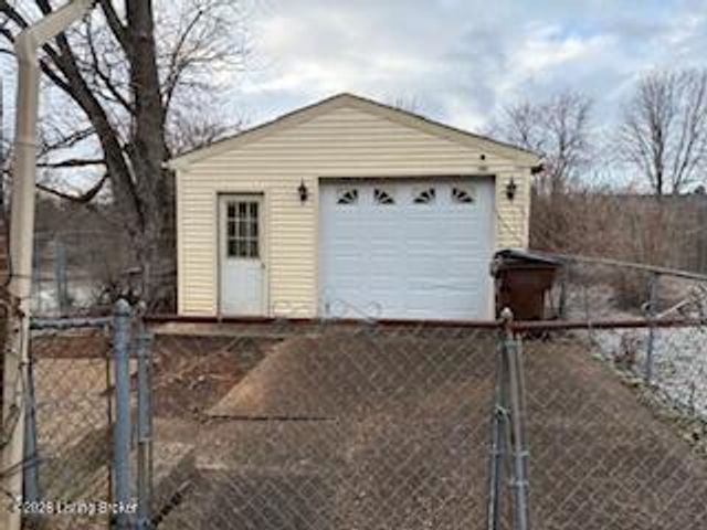 3902 Bristol Oaks Dr, Jeffersontown, KY 40299