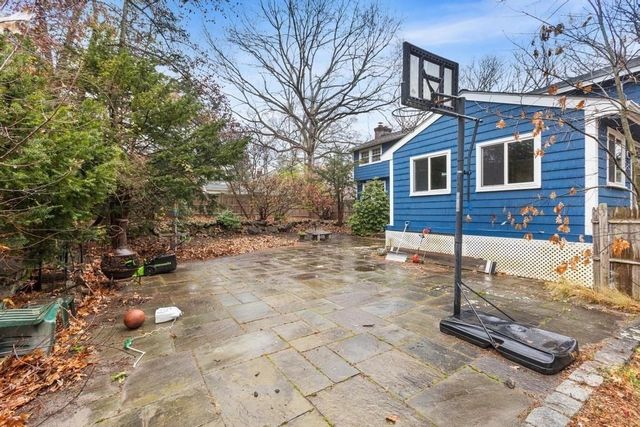 95 Bellflower Rd, Billerica, MA 01821