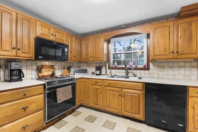 95 Bellflower Rd, Billerica, MA 01821