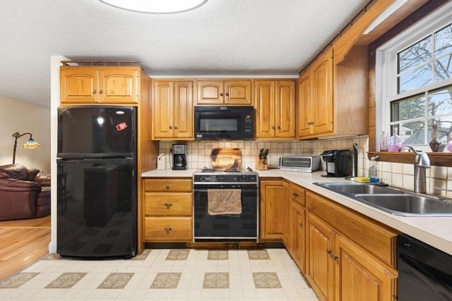 95 Bellflower Rd, Billerica, MA 01821