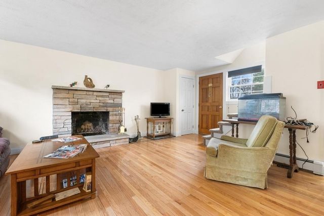 95 Bellflower Rd, Billerica, MA 01821