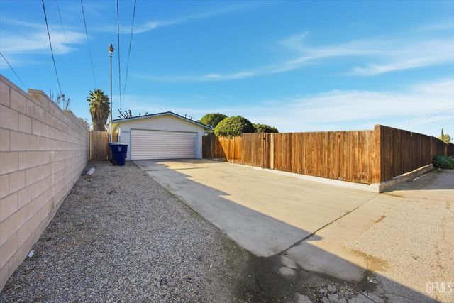 2704 Hallisey Street, Bakersfield, CA 93309