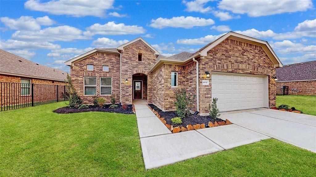 1031 Comal Trail, Dayton, TX 77535