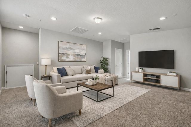 2090 Chancellor Avenue, Tulare, CA 93274