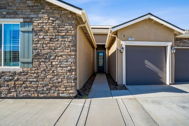 2090 Chancellor Avenue, Tulare, CA 93274