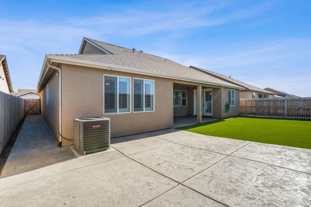 2090 Chancellor Avenue, Tulare, CA 93274