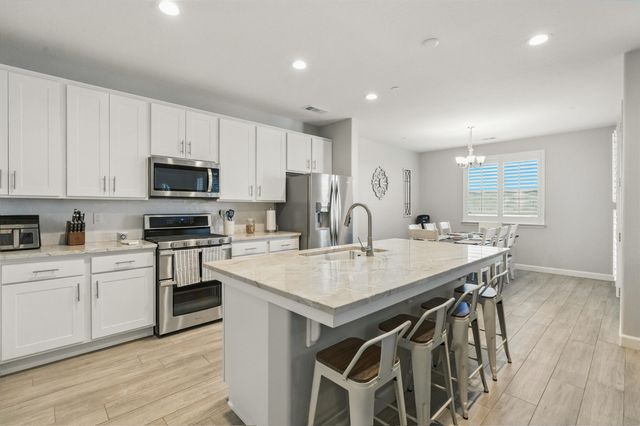 2090 Chancellor Avenue, Tulare, CA 93274