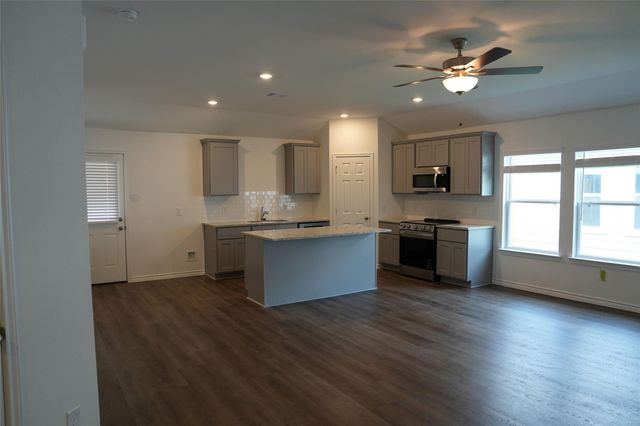 507 Oak Chase Avenue, Dayton, TX 77535
