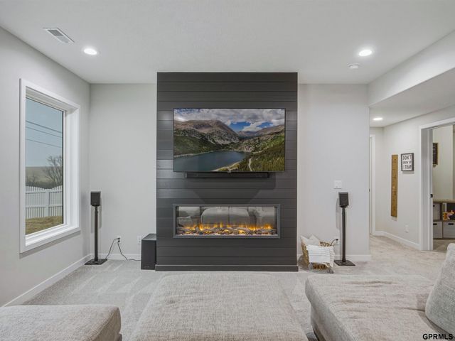 19112 Pinehurst Avenue, Omaha, NE 68136