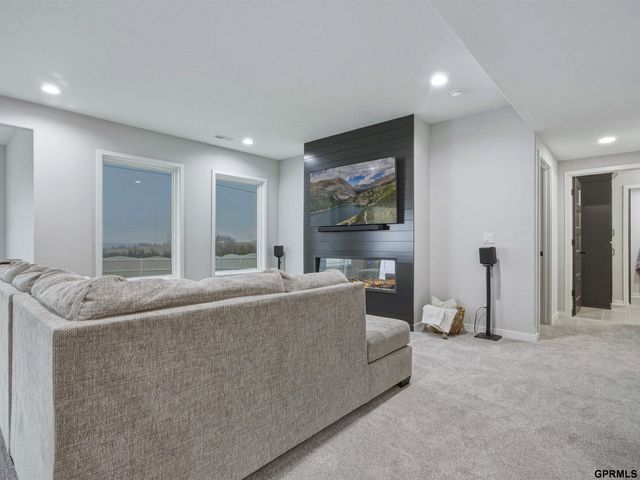 19112 Pinehurst Avenue, Omaha, NE 68136