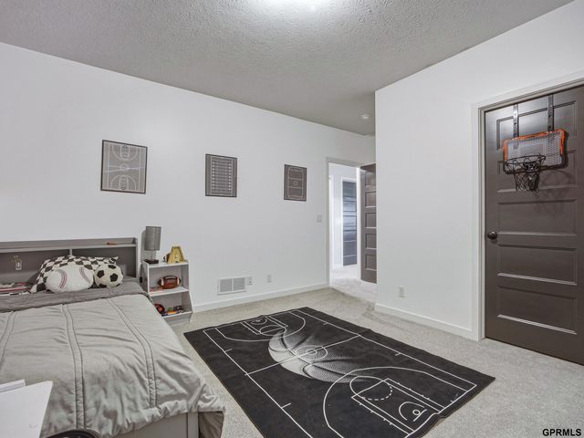 19112 Pinehurst Avenue, Omaha, NE 68136