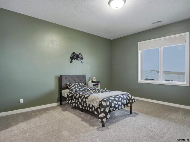 19112 Pinehurst Avenue, Omaha, NE 68136