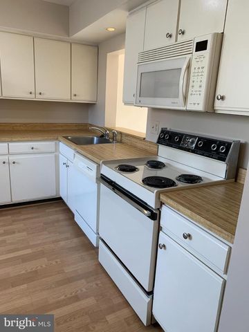 300 SEDGEMOOR SQ, Sterling, VA 20164