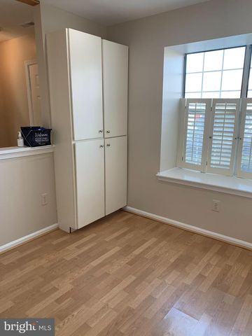 300 SEDGEMOOR SQ, Sterling, VA 20164