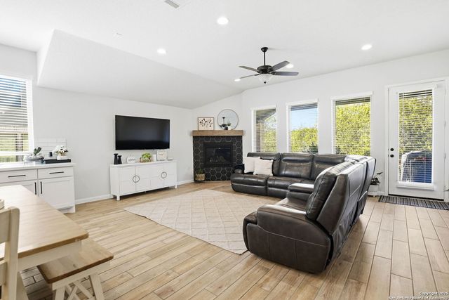 911 Swenson, San Antonio, TX 78245