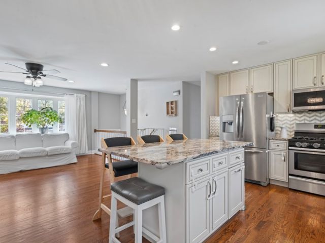 9140 Sycamore Drive, Hickory Hills, IL 60457