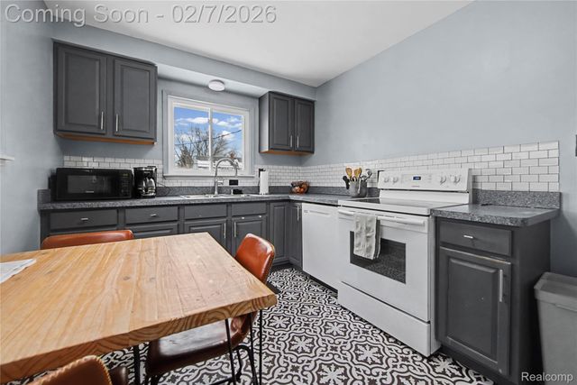 125 Tecumseh Street, Clawson, MI 48017