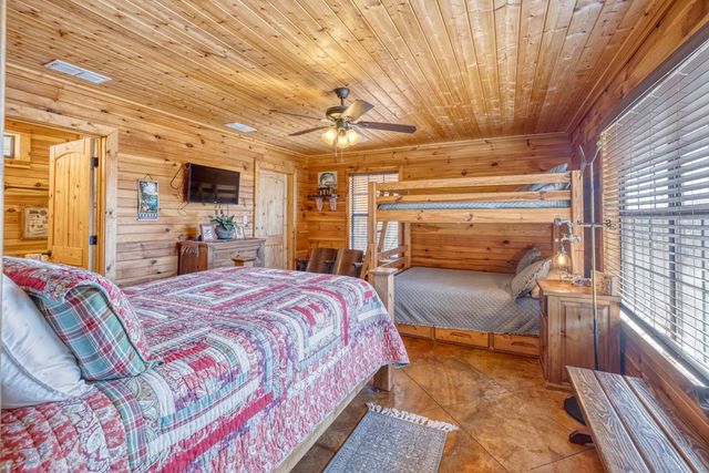 416 Canyon Oaks Dr, Concan, TX 78838