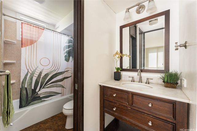 909 Ala Nanala Street 503, Honolulu, HI 96818