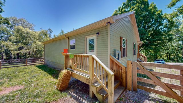 695 Hog Back Ridge Rd, Bethpage, TN 37022