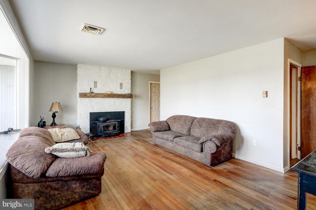 640 MEADOW DR, Honey Brook, PA 19344