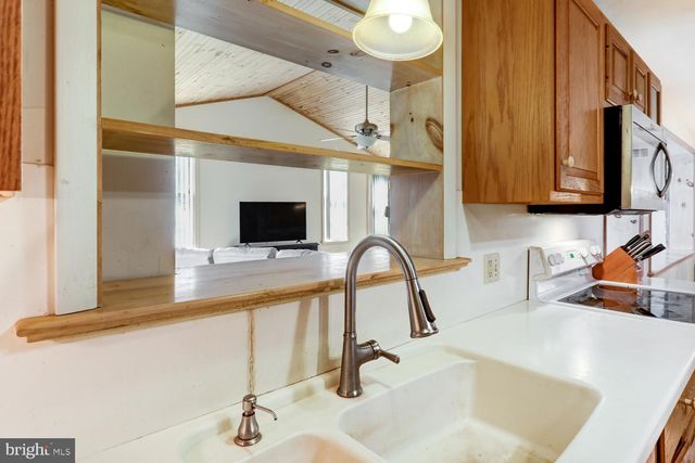 640 MEADOW DR, Honey Brook, PA 19344