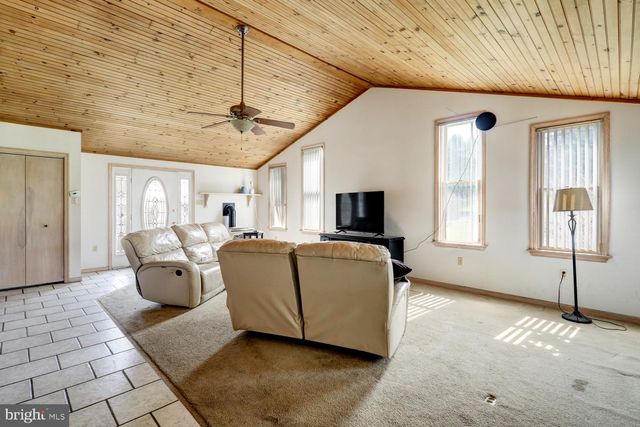 640 MEADOW DR, Honey Brook, PA 19344