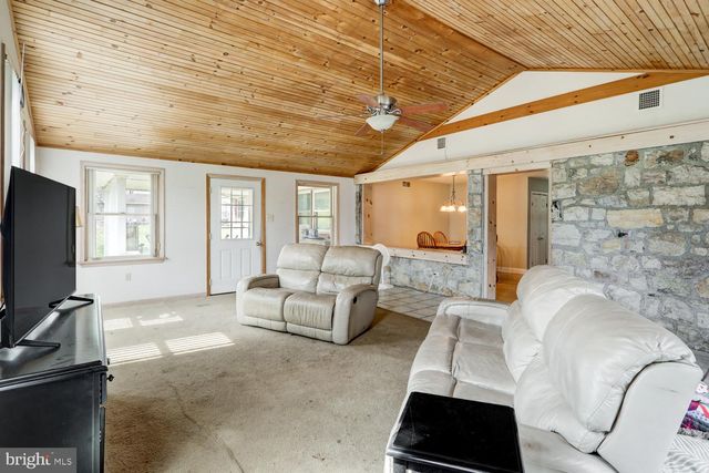 640 MEADOW DR, Honey Brook, PA 19344