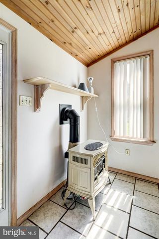 640 MEADOW DR, Honey Brook, PA 19344