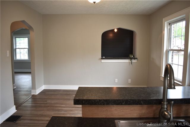 1014 E 10th Street, Jeffersonville, IN 47130