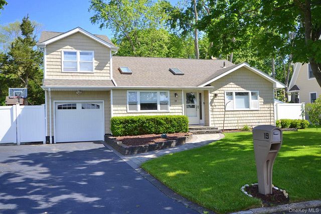 19 Viceroy Place, Port Jefferson Station, NY 11776