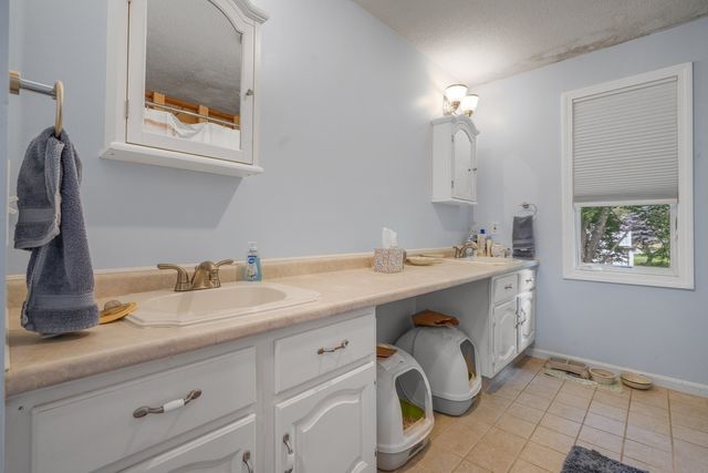 37 Slade St, Swansea, MA 02777