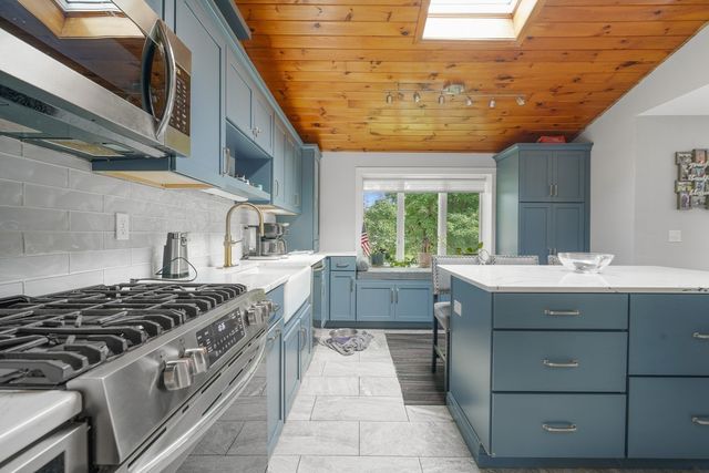 37 Slade St, Swansea, MA 02777