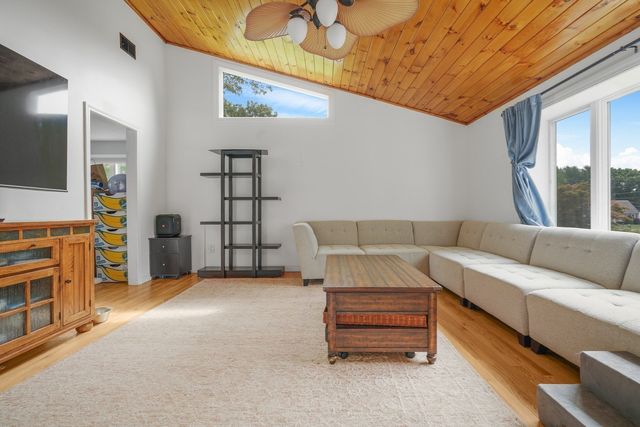 37 Slade St, Swansea, MA 02777