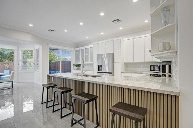 453 SW 5th Ave, Fort Lauderdale, FL 33315