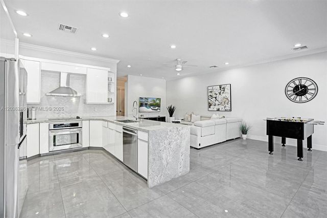 453 SW 5th Ave, Fort Lauderdale, FL 33315