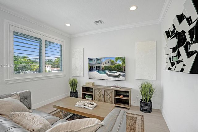 453 SW 5th Ave, Fort Lauderdale, FL 33315
