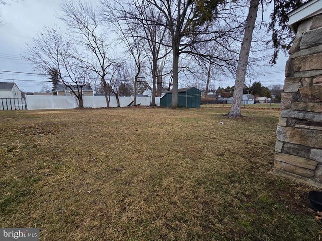 212 ALLENDALE DR, Morrisville, PA 19067