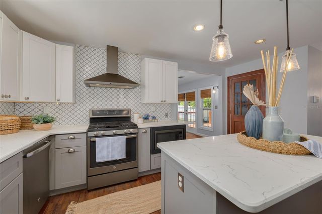 445 25TH AVENUE N, St Petersburg, FL 33704