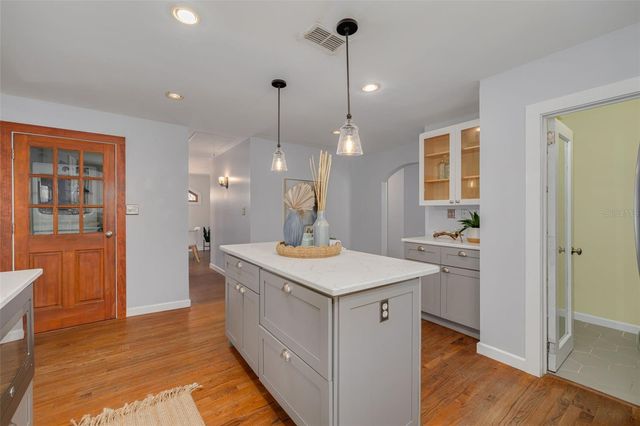 445 25TH AVENUE N, St Petersburg, FL 33704
