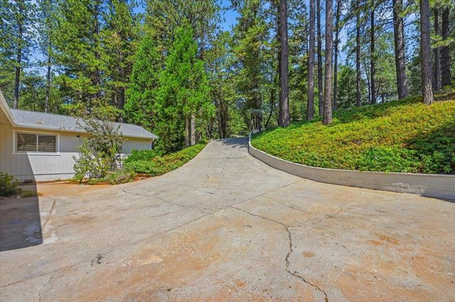 11551 Tree Top Cir, Nevada City, CA 95959