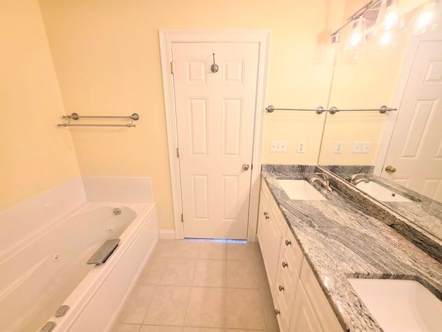 624 Main St Apt 6, Fremont, NH 03044