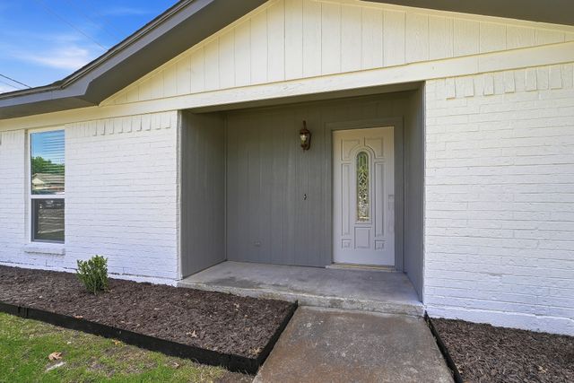 6656 Starnes Road, Watauga, TX 76148