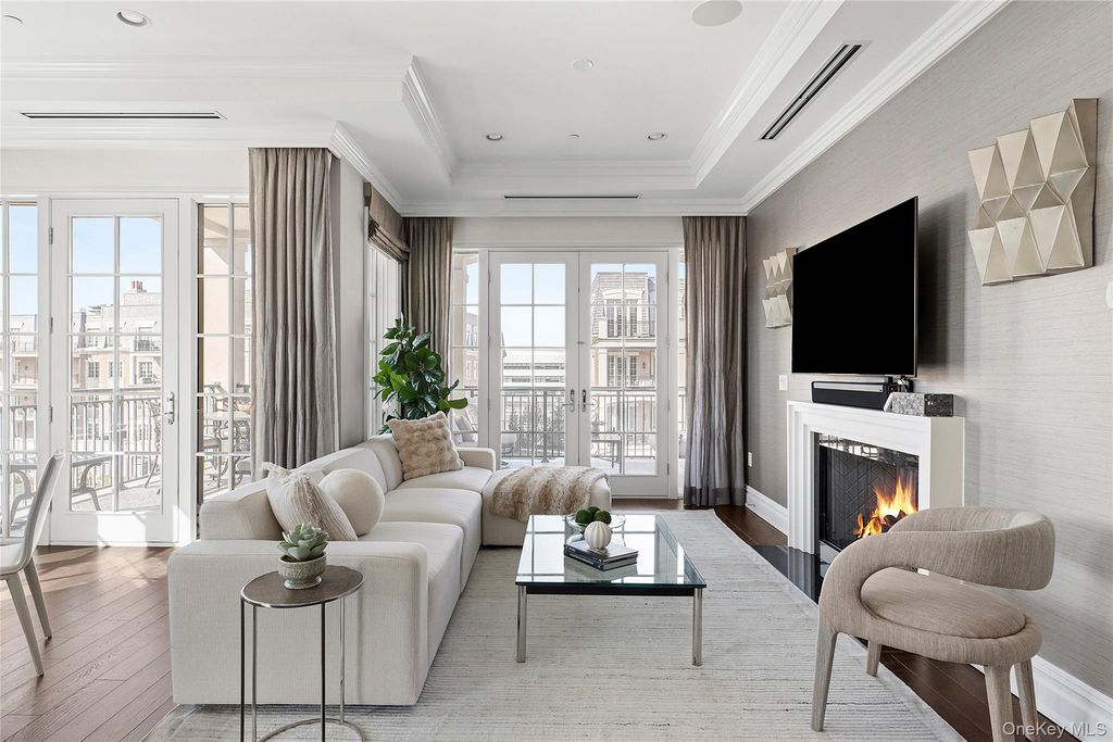1000 Royal Court 1207, North Hills, NY 11040 — exterior