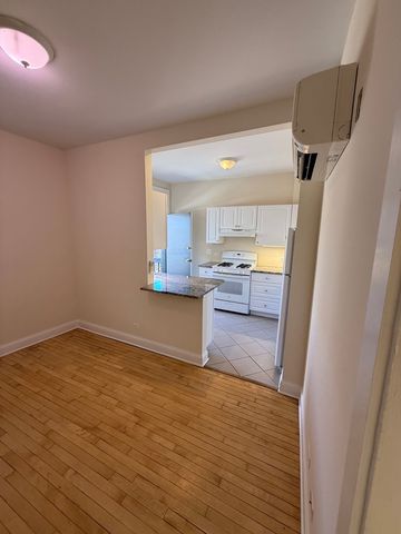 1742 W Estes Avenue 211, Chicago, IL 60626