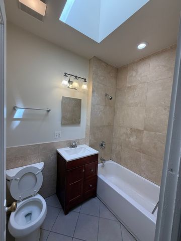 1742 W Estes Avenue 211, Chicago, IL 60626