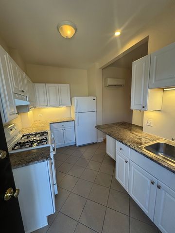 1742 W Estes Avenue 211, Chicago, IL 60626