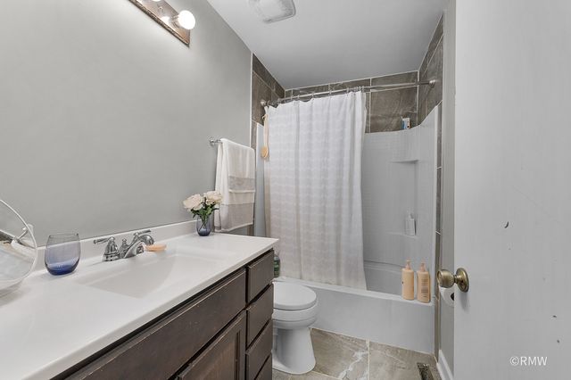1354 W Byron Avenue B, Addison, IL 60101