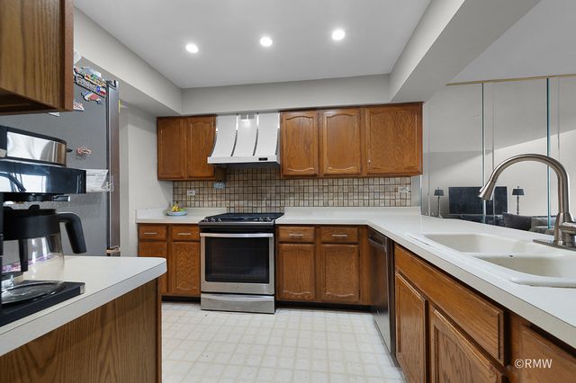 1354 W Byron Avenue B, Addison, IL 60101