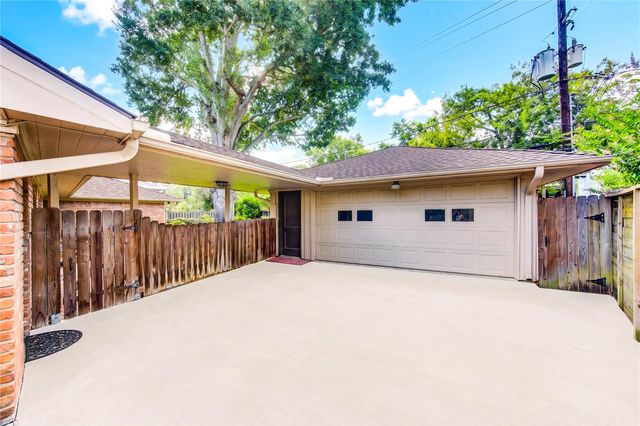 5107 Queensloch, Houston, TX 77096